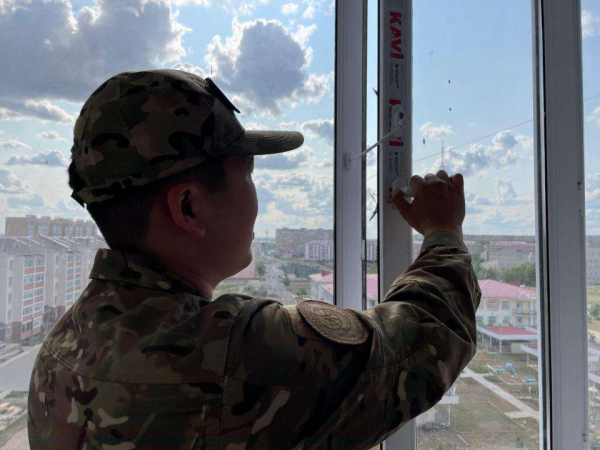 МЧС ставит защитные блокираторы на окна, чтобы предотвратить падения детей
