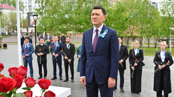 Ерлан Карин возложил цветы к памятнику Талгату Бегельдинову (фото)