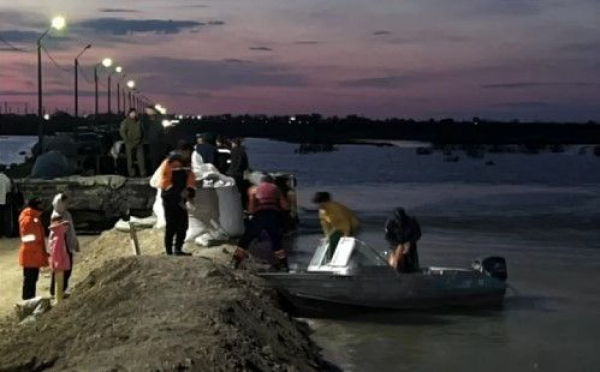 150 жителей воспользовались лодочной переправой между селами Махамбет и Сарытогай