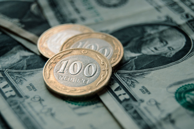 На KASE доллар продается выше отметки 495 тенге