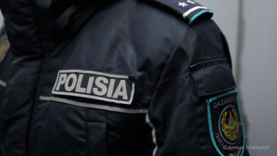 Врачи сообщили о состоянии раненого ножом полицейского в Шымкенте