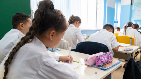 Жители соседней страны также хотят отменить школьную форму