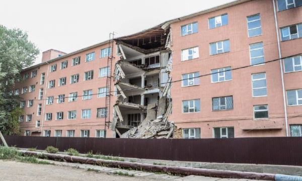 «Территория была огорожена»: Управление строительства прокомментировало инцидент с обрушением части здания общежития в Атырау