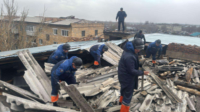 Крыши с шести зданий сорвало ураганом в Карагандинской области