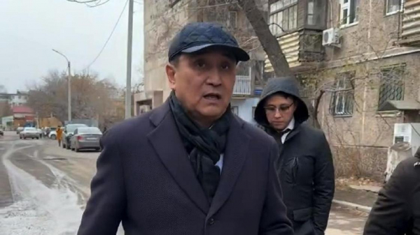 "Оставляет желать лучшего": аким Темиртау пешком обошел микрорайон (видео)