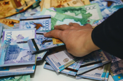 Школьные бухгалтеры незаконно перевели себе 22 млн тенге в Актобе